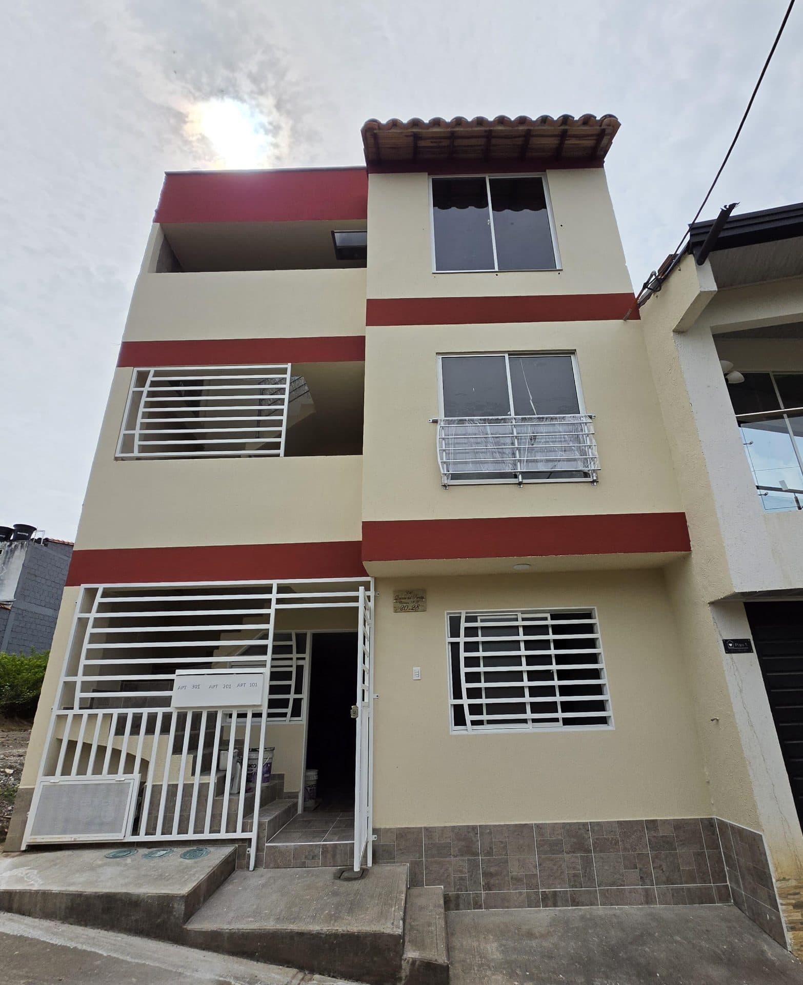 Familia recibiendo su apartamento
